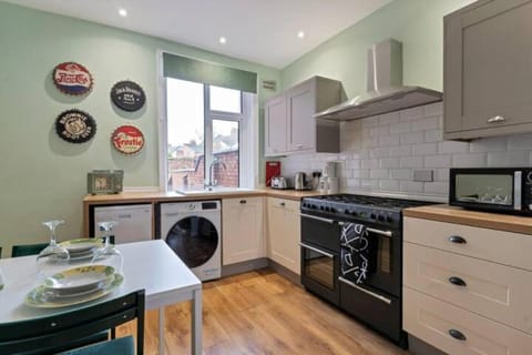 Spacious House - Sleeps 10 - Central Location - Free Parking, Fast WiFi and Smart TV with Nerflix by Yoko Property House in Northampton