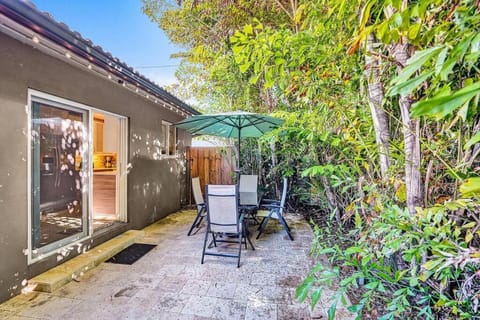 Heated pool, parking, 5 min walk to food and fun! House in Wilton Manors