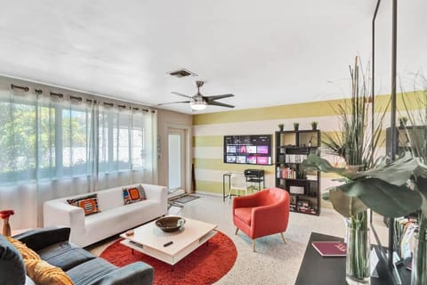 Heated pool, parking, 5 min walk to food and fun! House in Wilton Manors