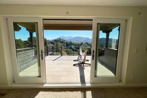 6BD/3.5BA Hilltop Haven with/ HotTub, Billiards, and Views! Casa in San Anselmo