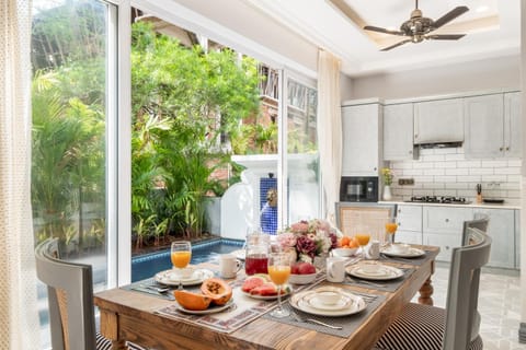 Kitchen or kitchenette, Dining area