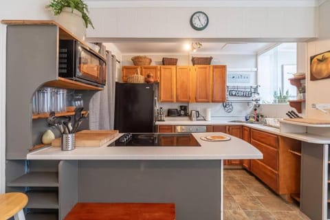 Charming Townhouse, Historic Hydrostone House in Dartmouth