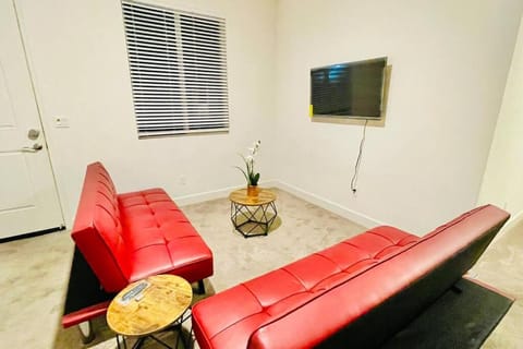 Single Story NEW BUILT Cozy APT W/Great AC 2TVs Casa in Lodi