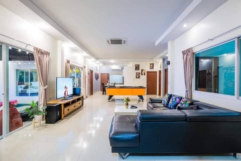 Communal lounge/ TV room, TV and multimedia, Living room, air conditioner