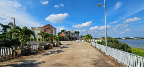 Neighbourhood, Lake view