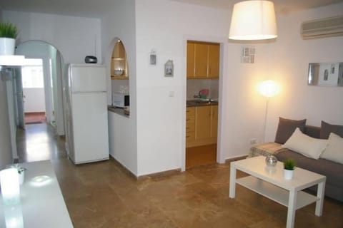 Kitchen or kitchenette, Living room, Seating area, Dining area, minibar, pet friendly, stove, air conditioner