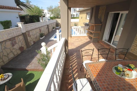 Facade/entrance, Garden, Balcony/Terrace