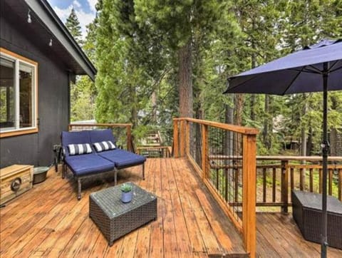 Tahoe Oasis - West Shore Chalet with View & Hot Tub! home Casa in Homewood