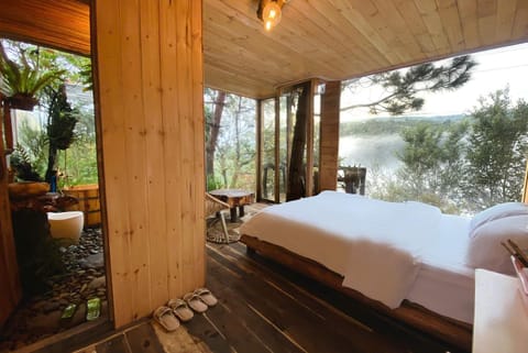 Bed, Natural landscape, View (from property/room), Balcony/Terrace, Photo of the whole room, Bedroom, Lake view, Mountain view, River view