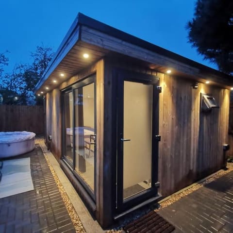 Luxury cabin with hot-tub Villa in Cheltenham