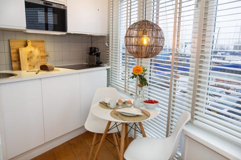 Kitchen or kitchenette, Dining area