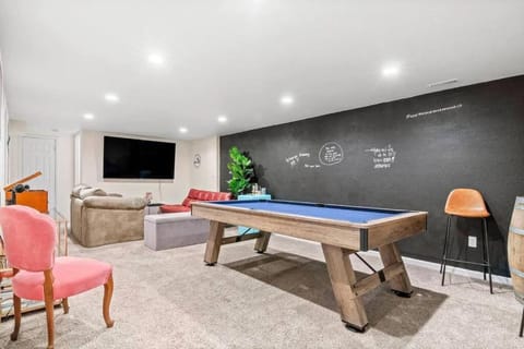 Pool Table, Arcade, Lounge - Beer Inspired BnB House in Westminster