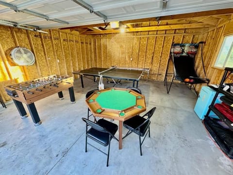 Pool Table, Arcade, Lounge - Beer Inspired BnB House in Westminster