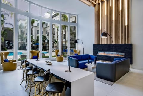 The Electric Blue Abode with a Gorgeous Pool View Condo in Culver City