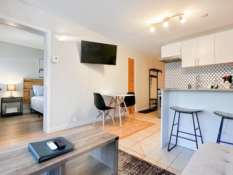 The Alpine Nest - 3 Beds - 4 Guests - Free Parking - Pool Condo in Mont-Tremblant
