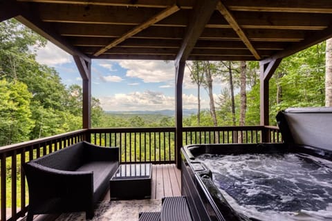 Top of the Mountain - Breathtaking Views*Hot Tub* House in Blue Ridge