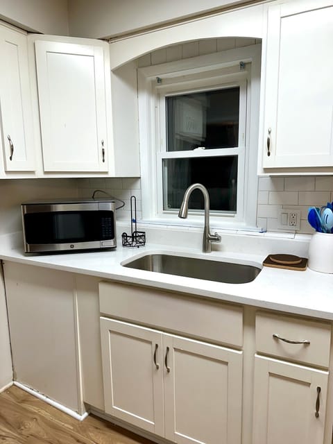 Charming and Convenient 2br 1ba apt - fully furnished and equipped - fast Internet Condominio in Forest Park