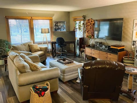 Whole Home MidCentury - Quiet & Close to Downtown Casa in Ankeny