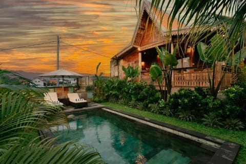 Serene Wooden House - 1BR Villa Close to Beach Villa in North Kuta