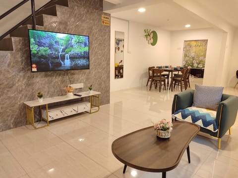 Communal lounge/ TV room, TV and multimedia, Living room, Seating area, Dining area, Evening entertainment