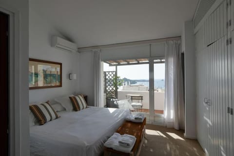 Photo of the whole room, Bedroom, Sea view, towels