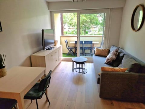 Communal lounge/ TV room, TV and multimedia, Living room, Seating area, Dining area