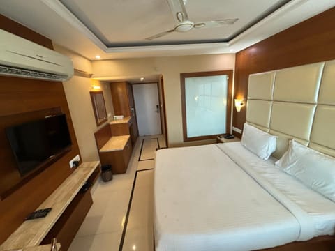 Bed, TV and multimedia, fireplace, wardrobe, air conditioner