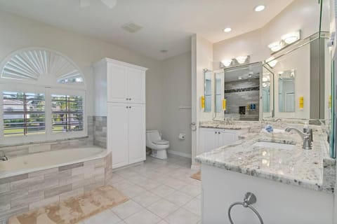 New Listing! Luxury Home sleeps 10, 3 baths Villa in Marco Island