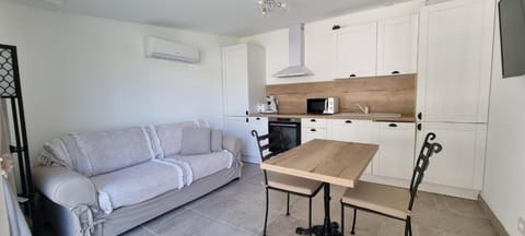 Appartement N° 1 avec jardin privé LES BOIS DE ZOLA Apartamento in Rognes