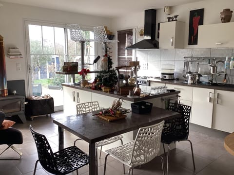 Kitchen or kitchenette, Dining area