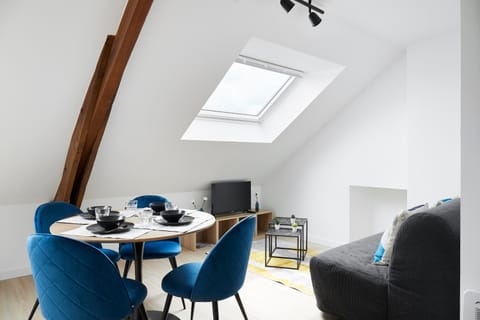 TV and multimedia, Living room, Seating area, Dining area