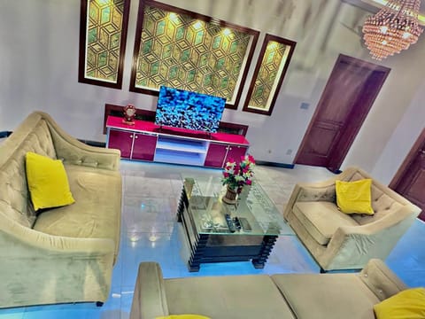 Property building, Communal lounge/ TV room, TV and multimedia, Living room, Dining area, Guests, Guests, group of guests, group of guests