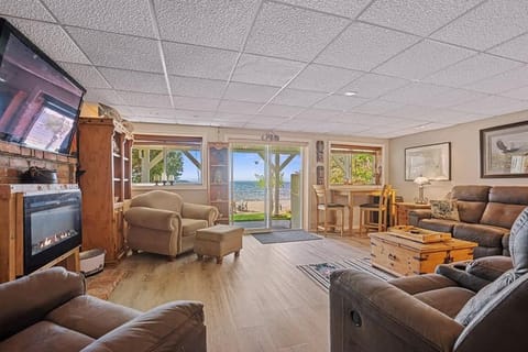 Grandview Beach Retreat - an incredible beachfront is waiting for you Casa in Midland