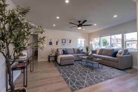 Modern Beach Haven Newly Remodeled Haus in Pacific Beach