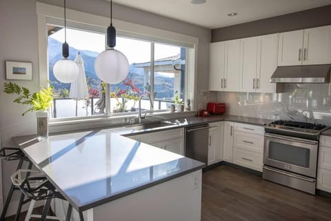 Mountain Serenity Meets Luxury House in Squamish
