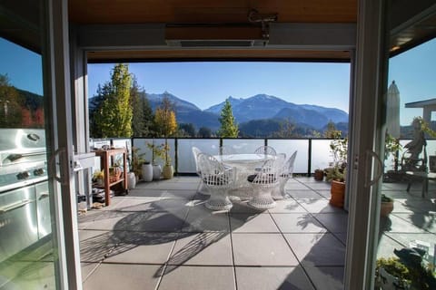 Mountain Serenity Meets Luxury House in Squamish