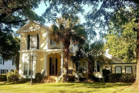 Agatha's Historic Home Free Parking Wi-Fi Deck Condo in Mobile