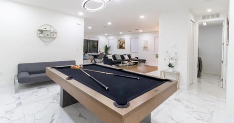 Billiard, Game Room