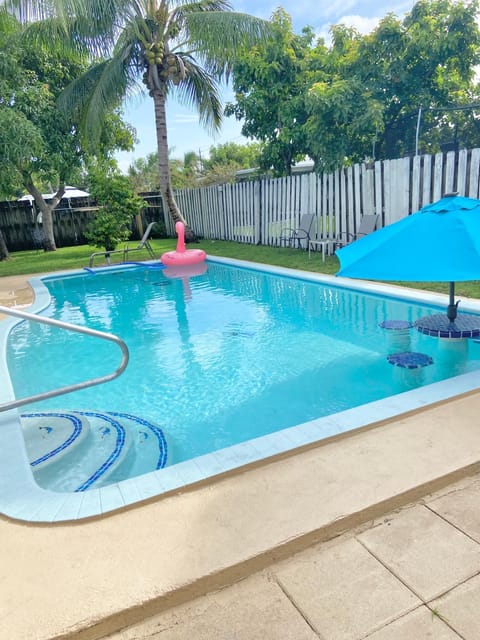 Awesome 4 bedroom pool house King bed Haus in Lauderhill