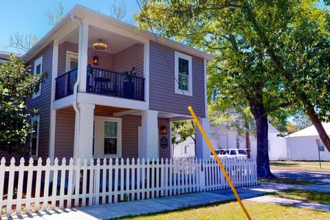 Historic House, 2 Units, 14 min Walk to Riverwalk House in Wilmington