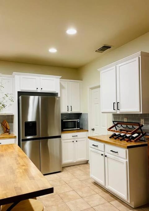 New remodel farmhouse style w/ 4bedrooms +3 baths Haus in Elk Grove