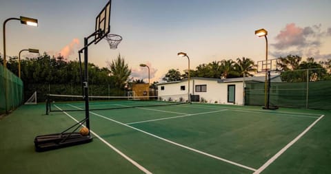 Luxurious Retreat with Tennis and Soccer Courts TGH Villa in Ojus