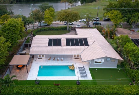 Villa w/a Huge Terrace & Grill Mini Golf Pool Villa in Ives Estates