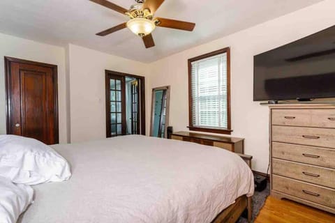 Delightful gingerbread in charming Lindenwood Park Apartment in Lindenwood Park