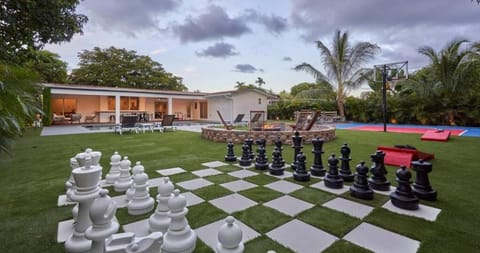 Vibrant Basketball Court Villa - The Glamhomes Chalet in Golden Glades