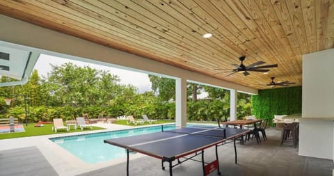 Vibrant Basketball Court Villa - The Glamhomes Chalet in Golden Glades