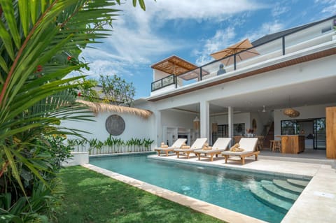 Property building, Day, Garden, Garden, Balcony/Terrace, Garden view, Pool view, Swimming pool, sunbed