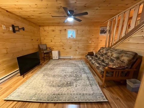 New mountainside log cabin House in Alexandria