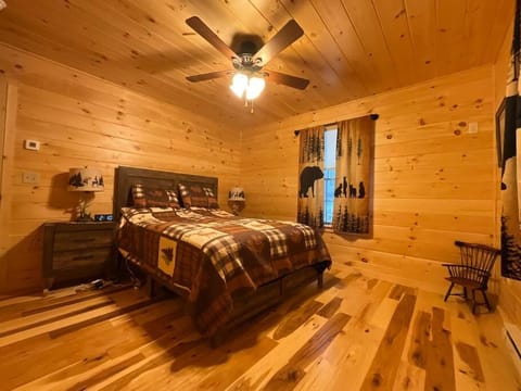 New mountainside log cabin House in Alexandria