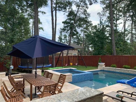 Beautiful house, NEW BUILT pool/spa @The Woodlands House in The Woodlands